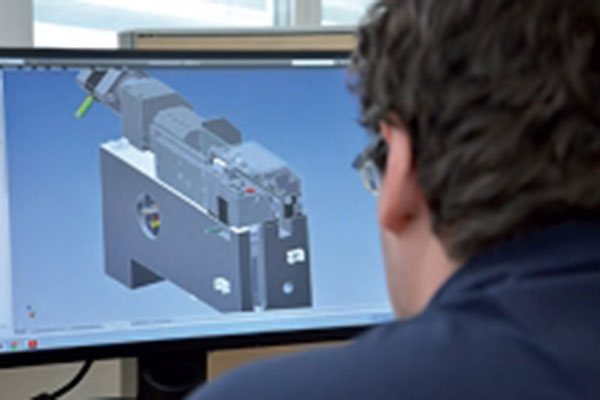 Ingénieur UNIMEC devant un modèle 3D de pièce mécanique