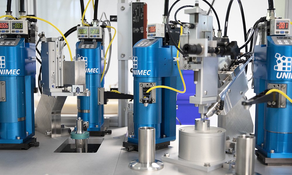 Machine spéciale UNIMEC réunissant plusieurs modules bleus en ligne