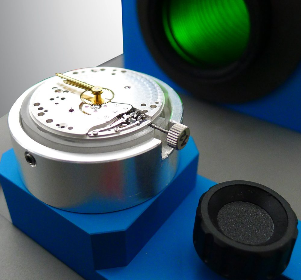Mouvement de montre posé sous l'optique de l'Uniscope UNIMEC