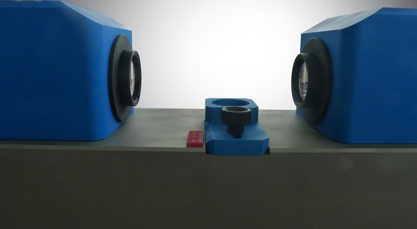 Uniscope, deux optiques bleues face à une pièce